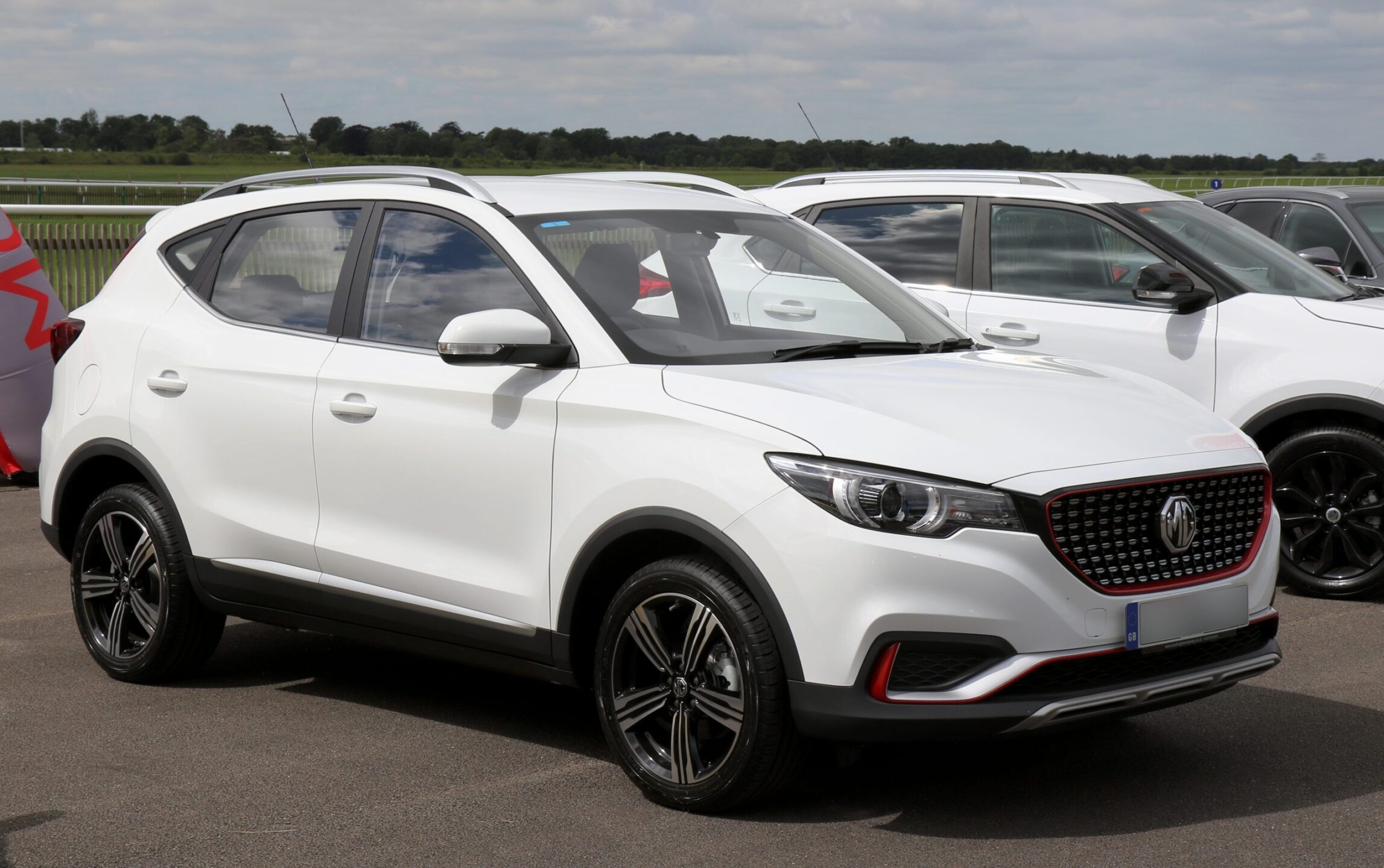 MG_ZS_at_races
